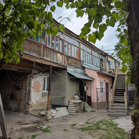 Appartement двухкомнатная в колоритном одесском дворе Odessa