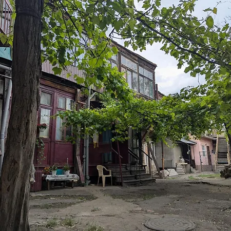 двухкомнатная в колоритном одесском дворе Apartment Odesa