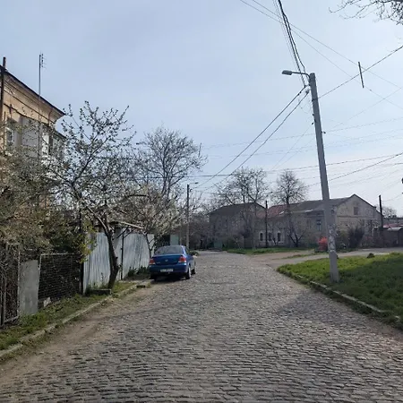 アパート двухкомнатная в колоритном одесском дворе